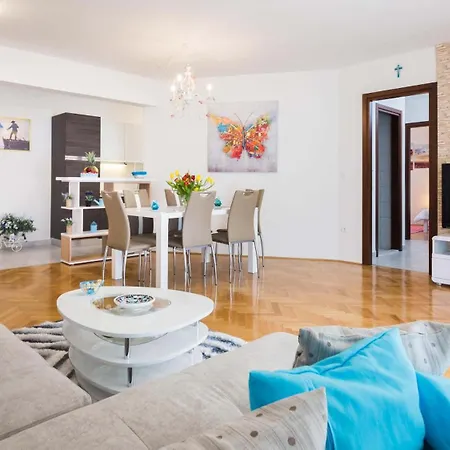Apartment Split شقة